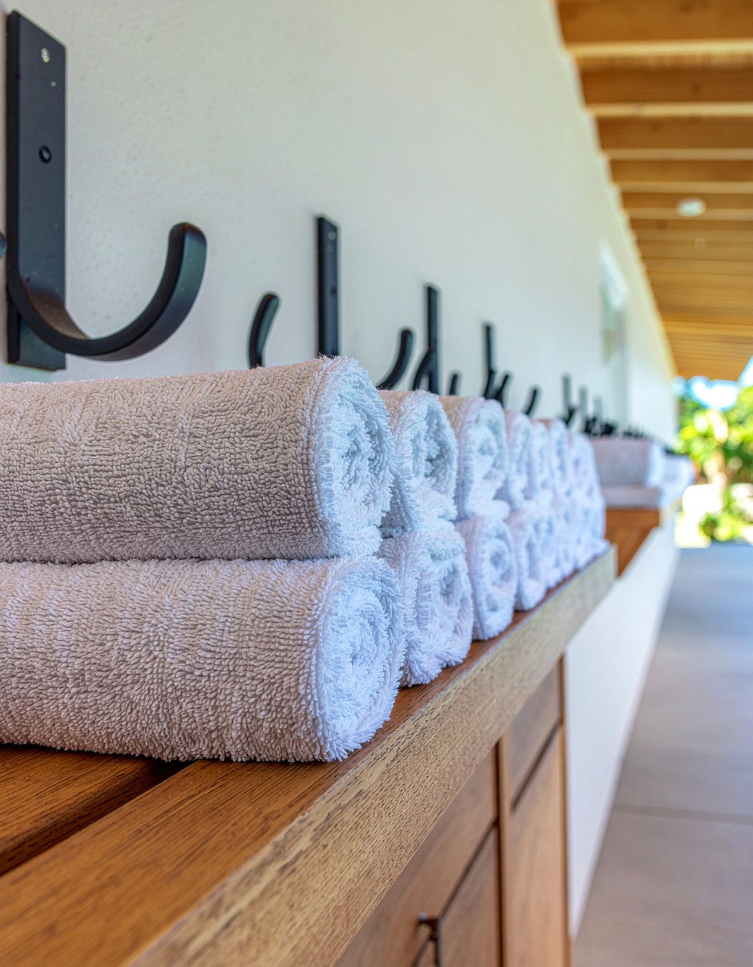 Pool bathroom towel storage - 30 pool bathroom ideas