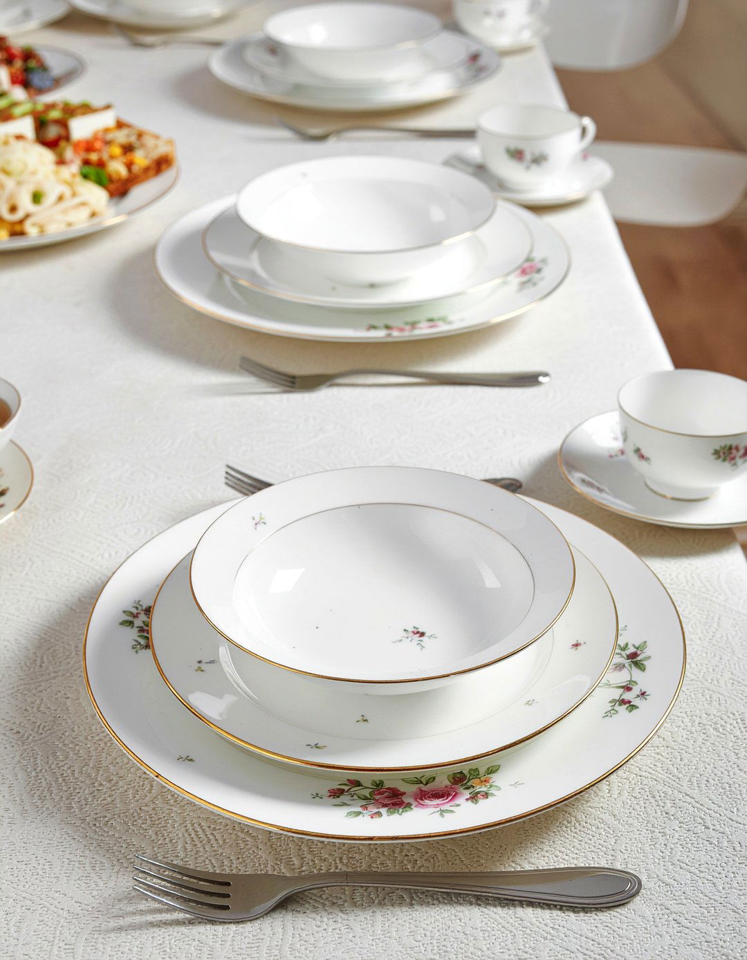 Porcelain Dinnerware Set - 30 dining room classic element ideas