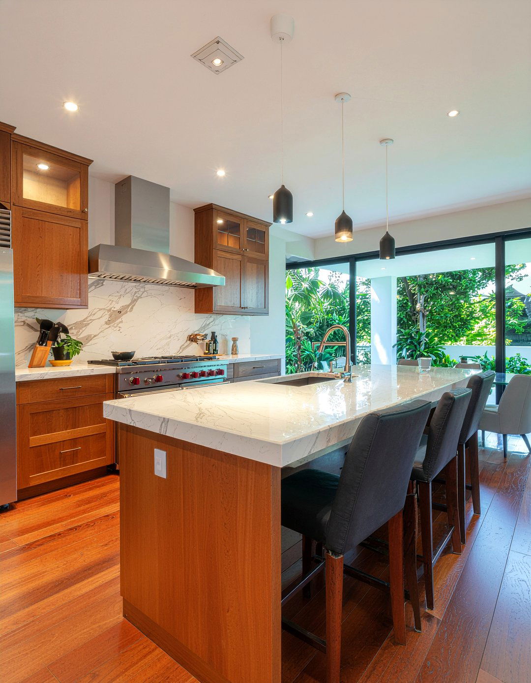 Porcelain and teak kitchen - 30 mixed material kitchen ideas