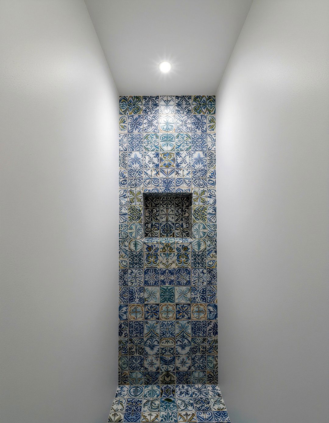 Portuguese tile bathroom niche - 30 Portuguese tile bathroom ideas