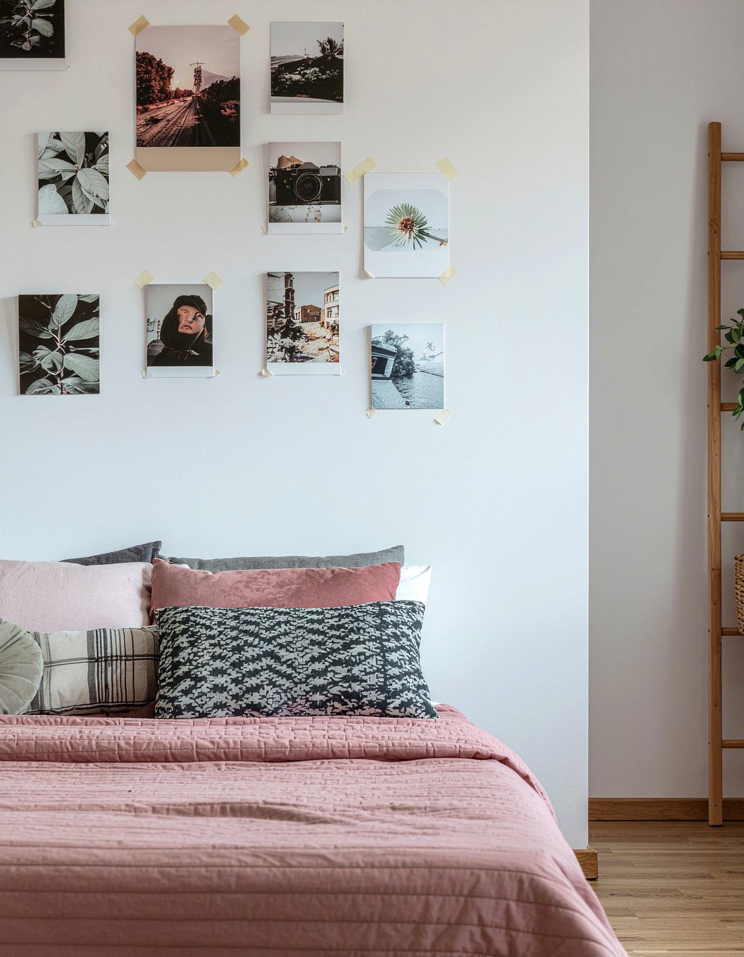 Poster wall - 30 Korean bedroom ideas