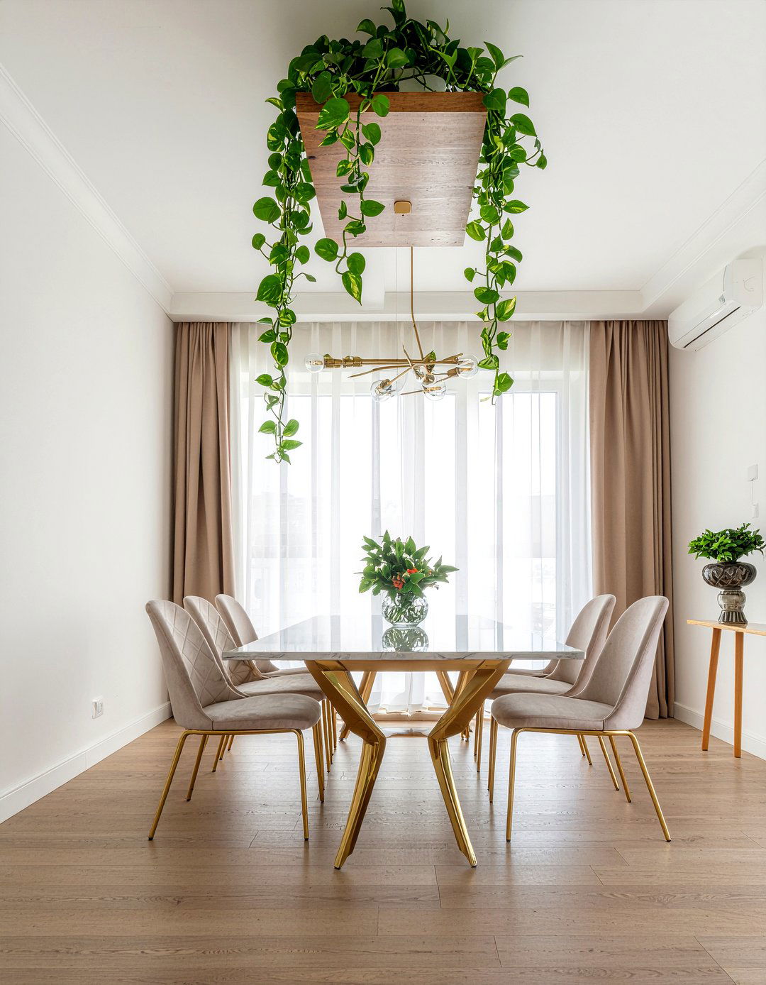 Pothos trailing dining room shelf - 30 dining room potted plant ideas