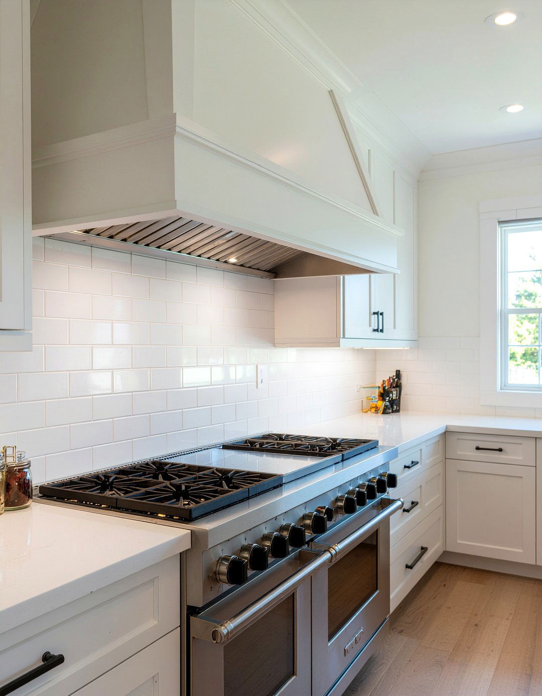 Professional Grade Range - 30 large kitchen ideas