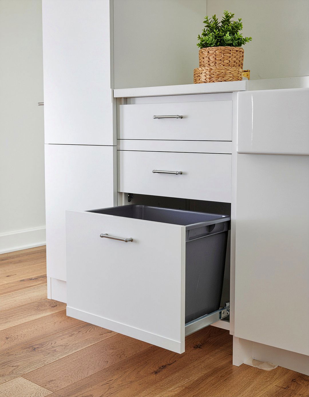 Pull Out Trash Bin - 30 easy-clean kitchen ideas