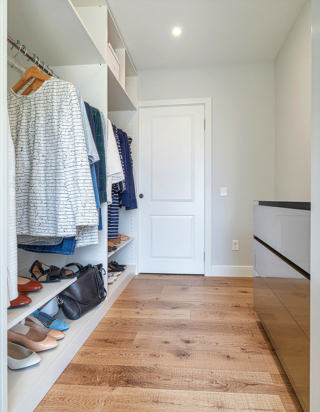 Pull out cabinet - 30 bedroom storage ideas