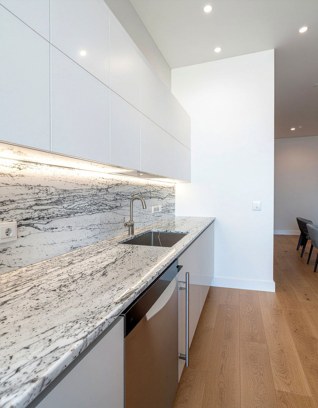 Quartz Backsplash Wall - 30 elegant kitchen ideas