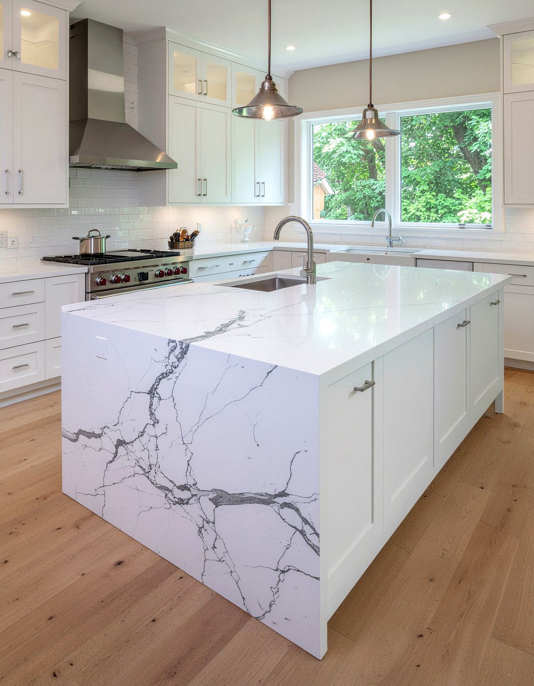 Quartz countertops - 30 modern farmhouse kitchen ideas