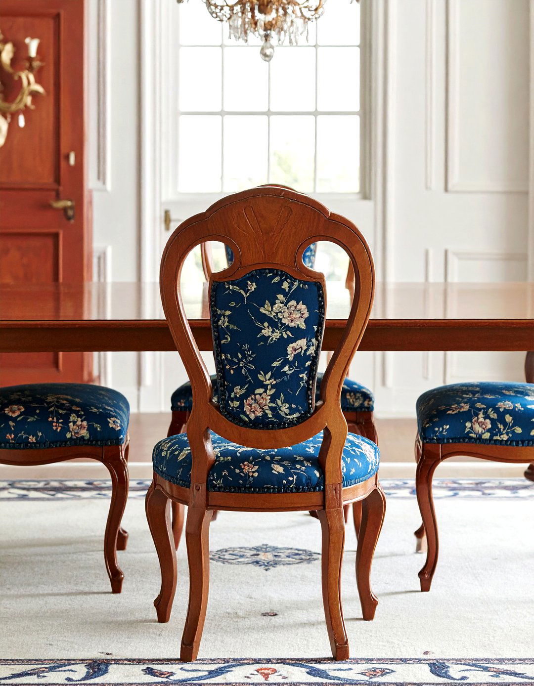 Queen Anne Chair - 30 traditional entertaining dining ideas