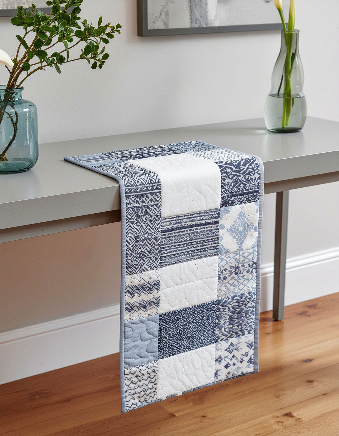 Quilted table runner - 30 quilted living room ideas