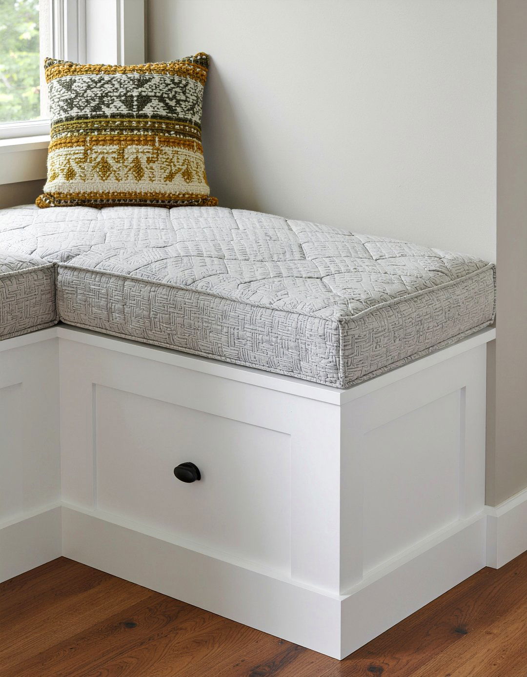 Quilted window seat cushion - 30 quilted living room ideas