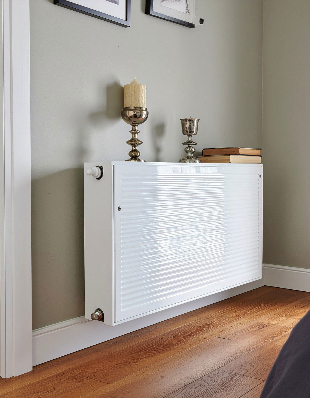 Radiator cover with shelves - 30 bedroom storage ideas