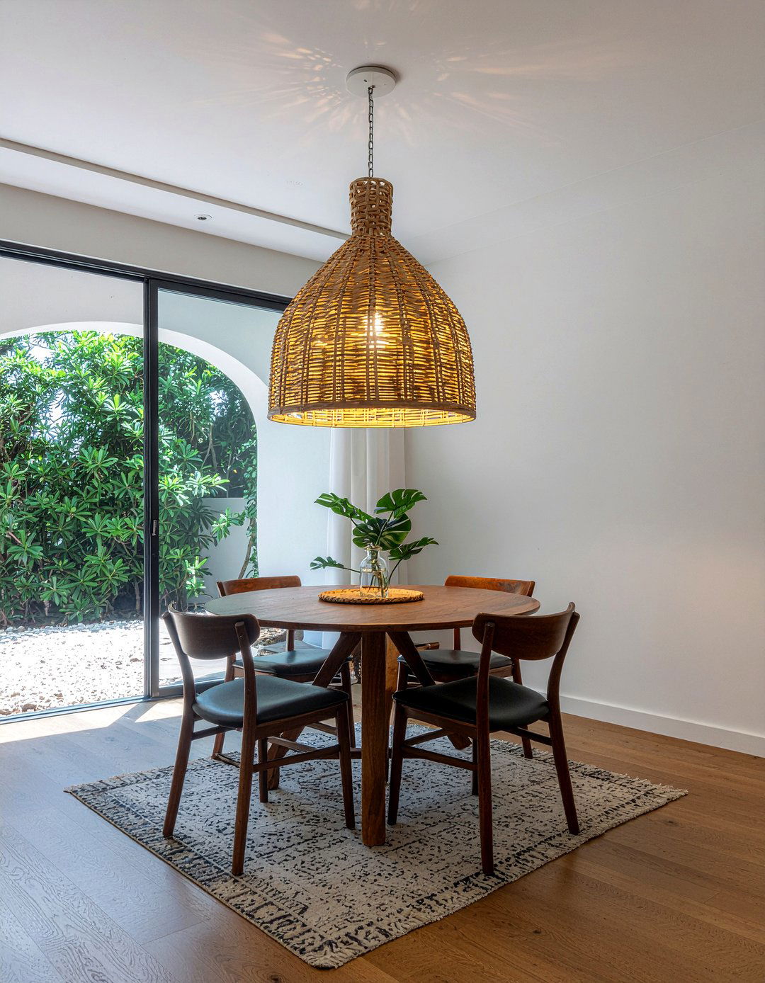 Rattan Lighting - 30 relaxed dining room ideas