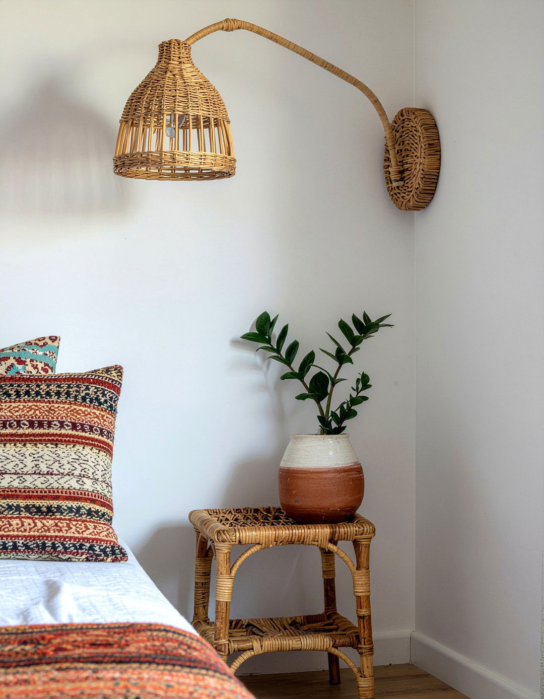 Rattan Sconce - 30 rattan bedroom ideas