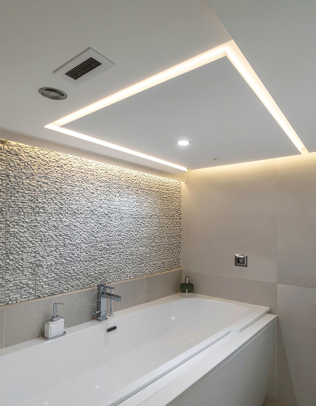 Recessed Ceiling Light - 30 bathroom high-low mixing ideas