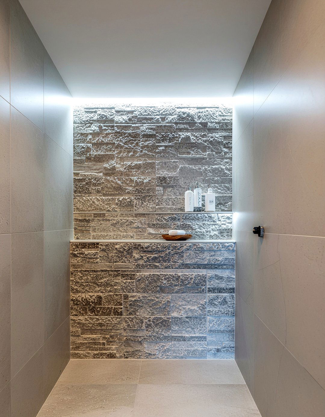 Recessed wall niche - 30 bathroom organization ideas