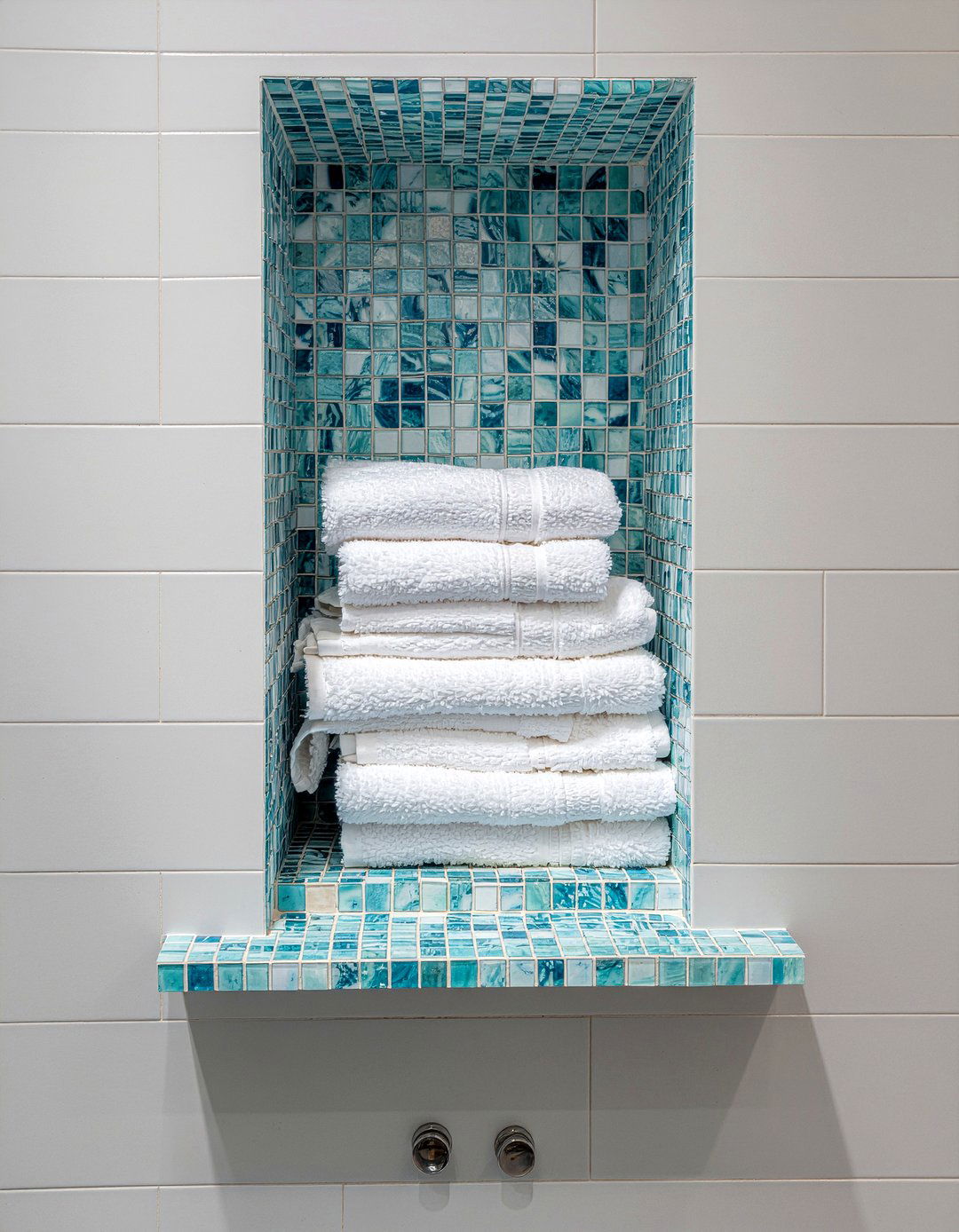 Recessed wall niche - 30 bathroom towel ideas