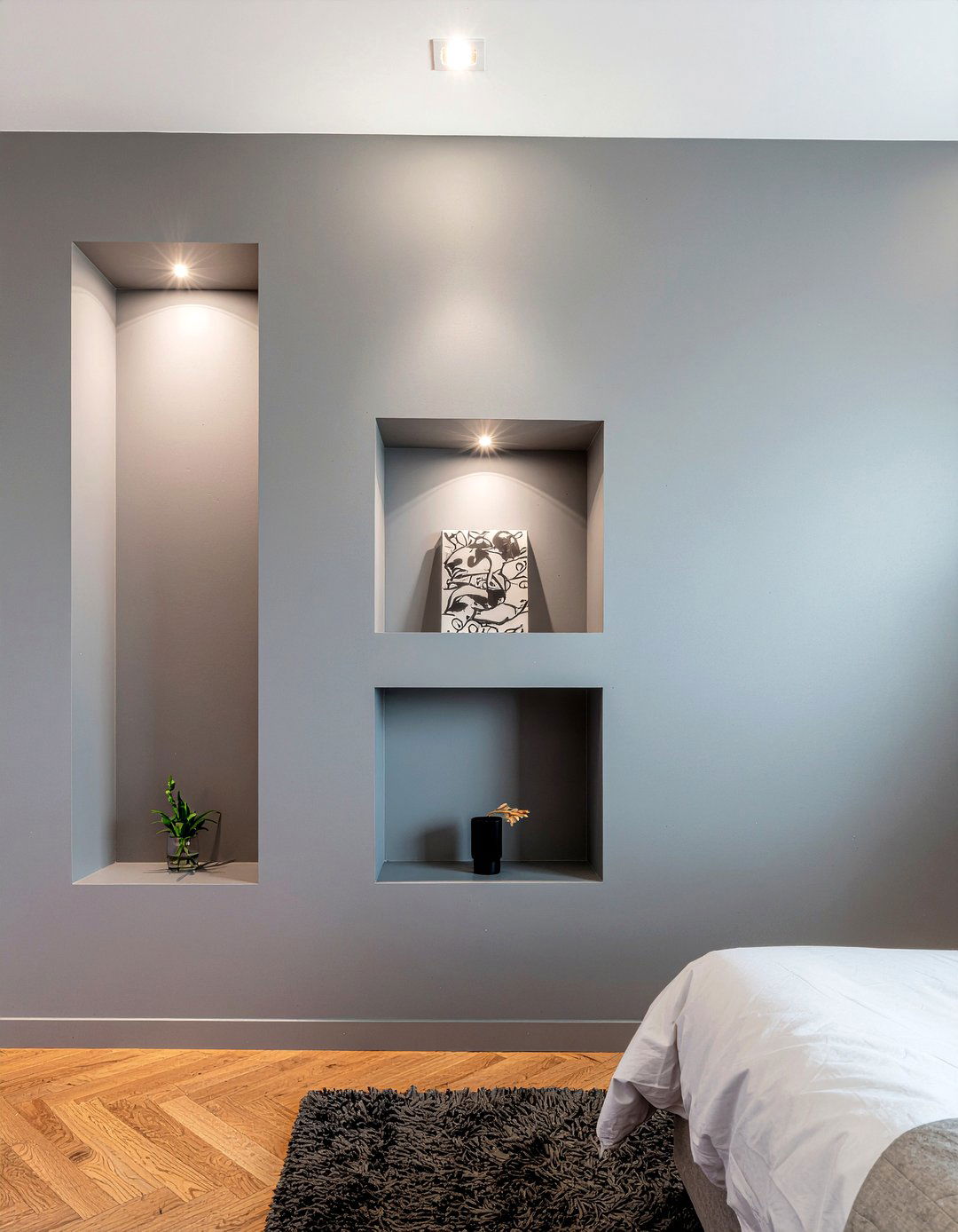 Recessed wall shelving - 30 bedroom built-in ideas
