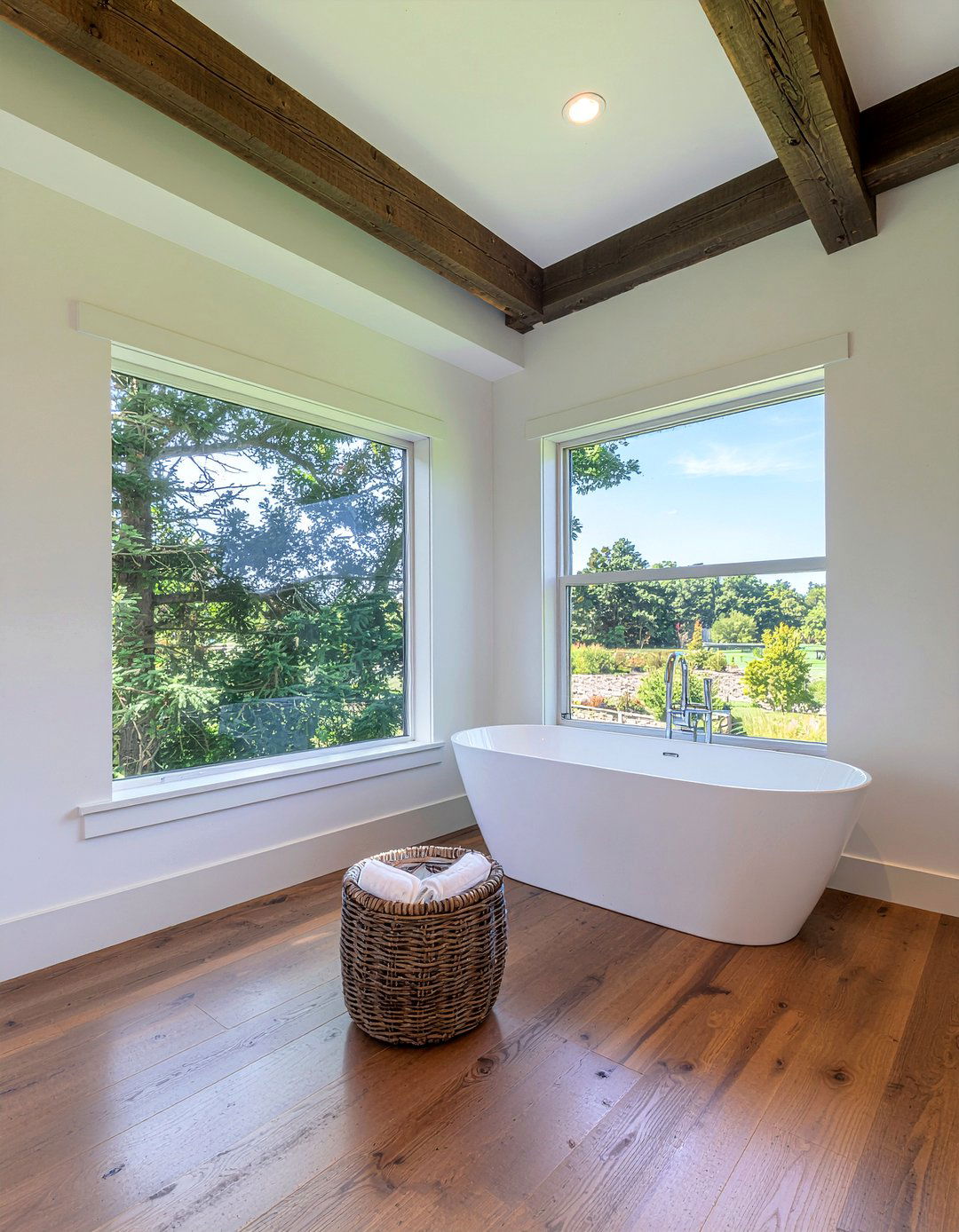 Reclaimed timber beams - 30 reclaimed material bathroom ideas