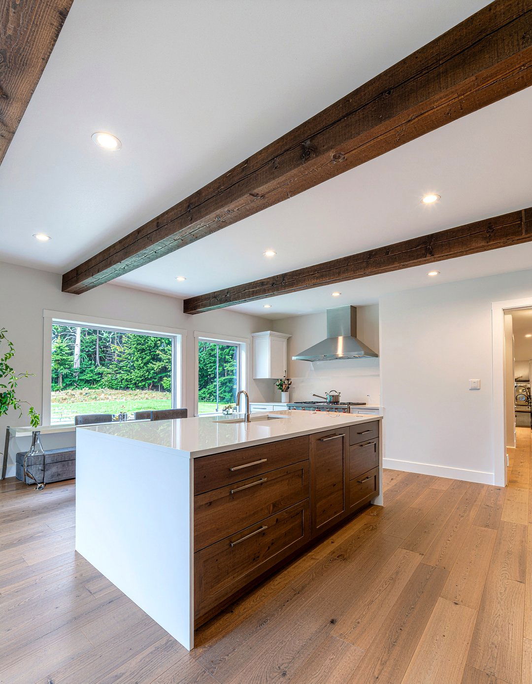 Reclaimed wood ceiling beams - 30 modern farmhouse kitchen ideas