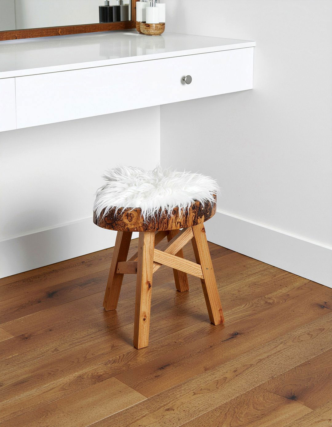 Reclaimed wood vanity stool - 30 reclaimed wood bathroom ideas