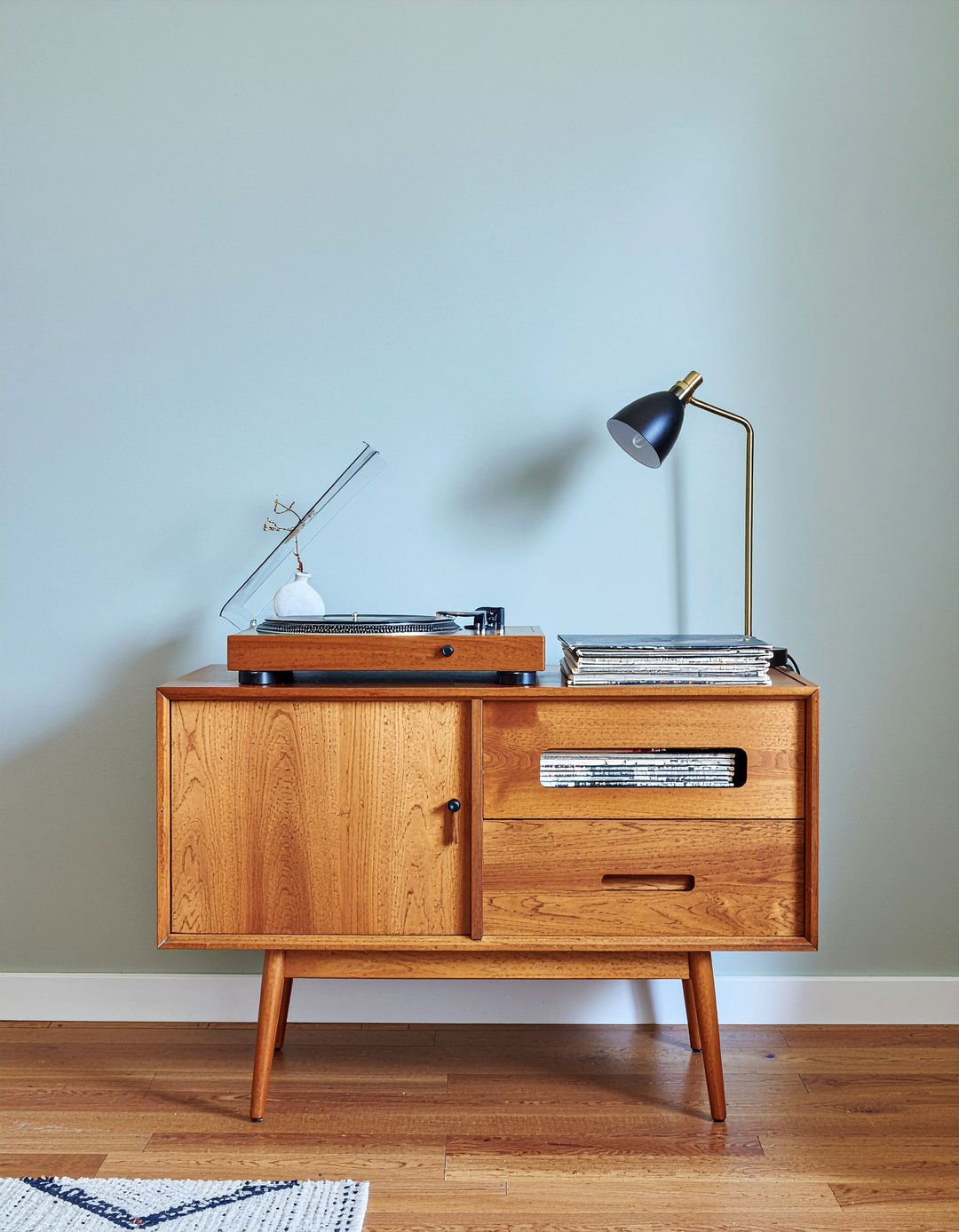 Record Player Console - 30 music themed living room ideas
