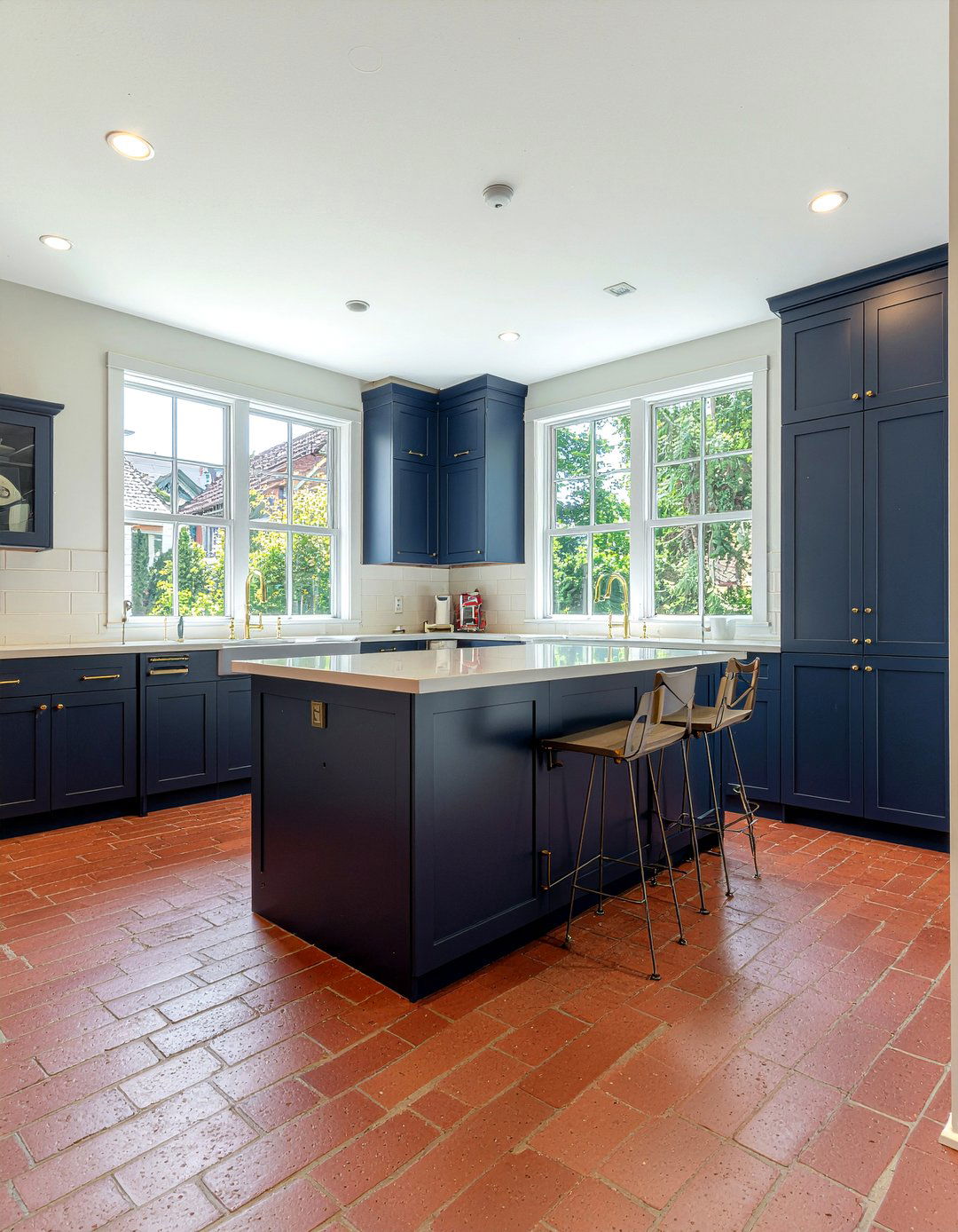 Red brick kitchen floor - 30 brick floor kitchen ideas