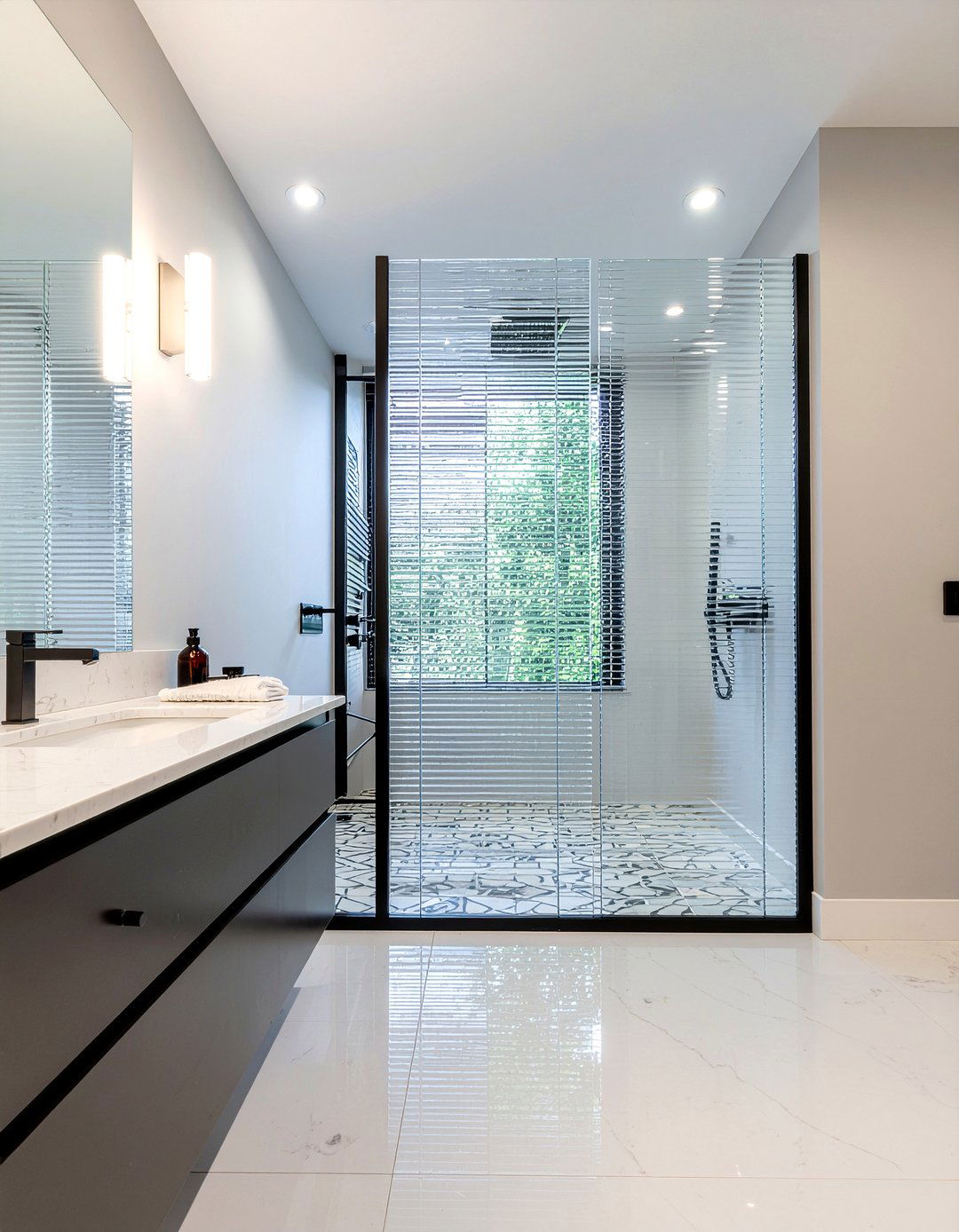 Reeded glass bathroom partition - 30 bathroom textured wall ideas
