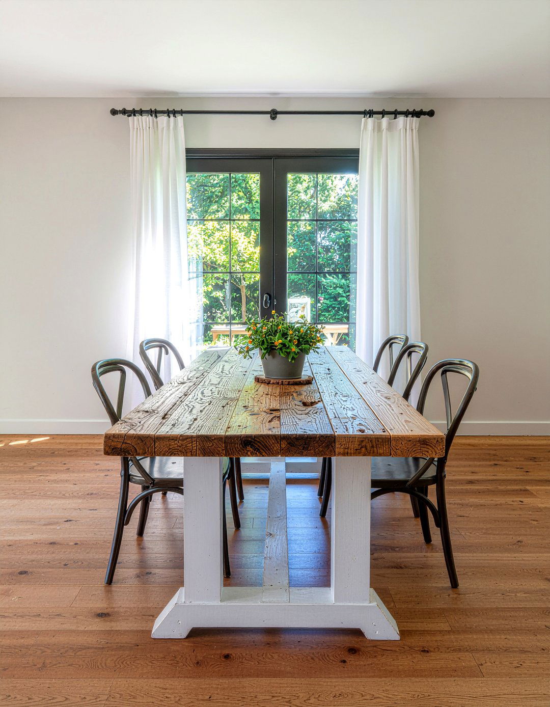 Refurbished Farmhouse Table - 30 secondhand dining room ideas