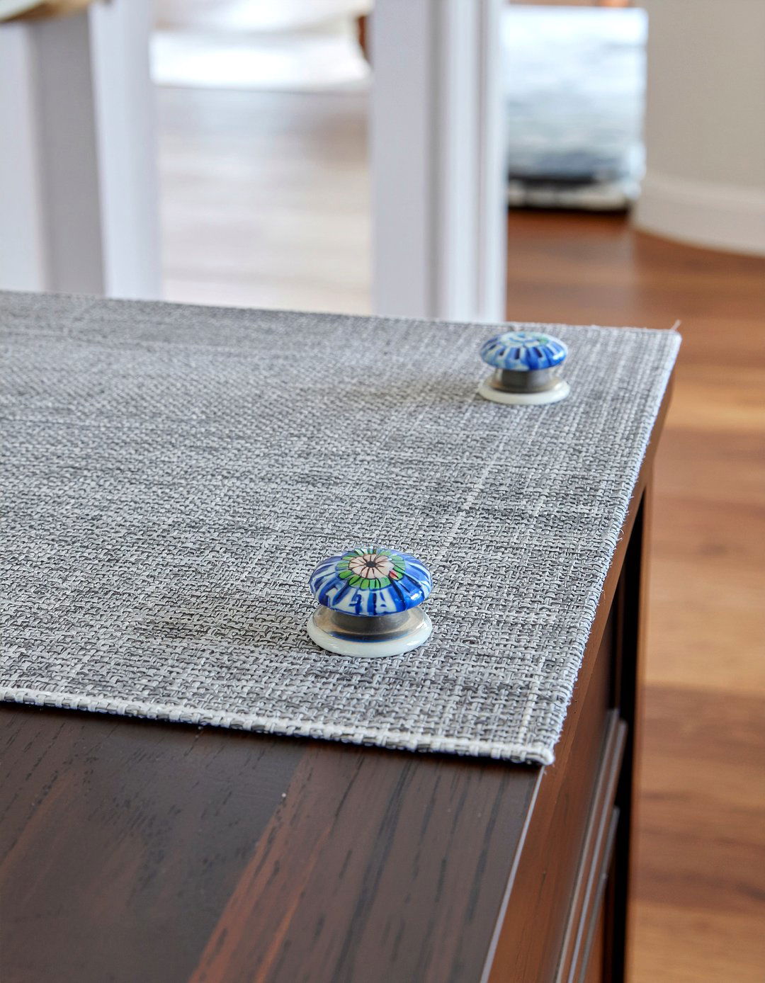 Removable cabinet knobs - 30 removable living room ideas