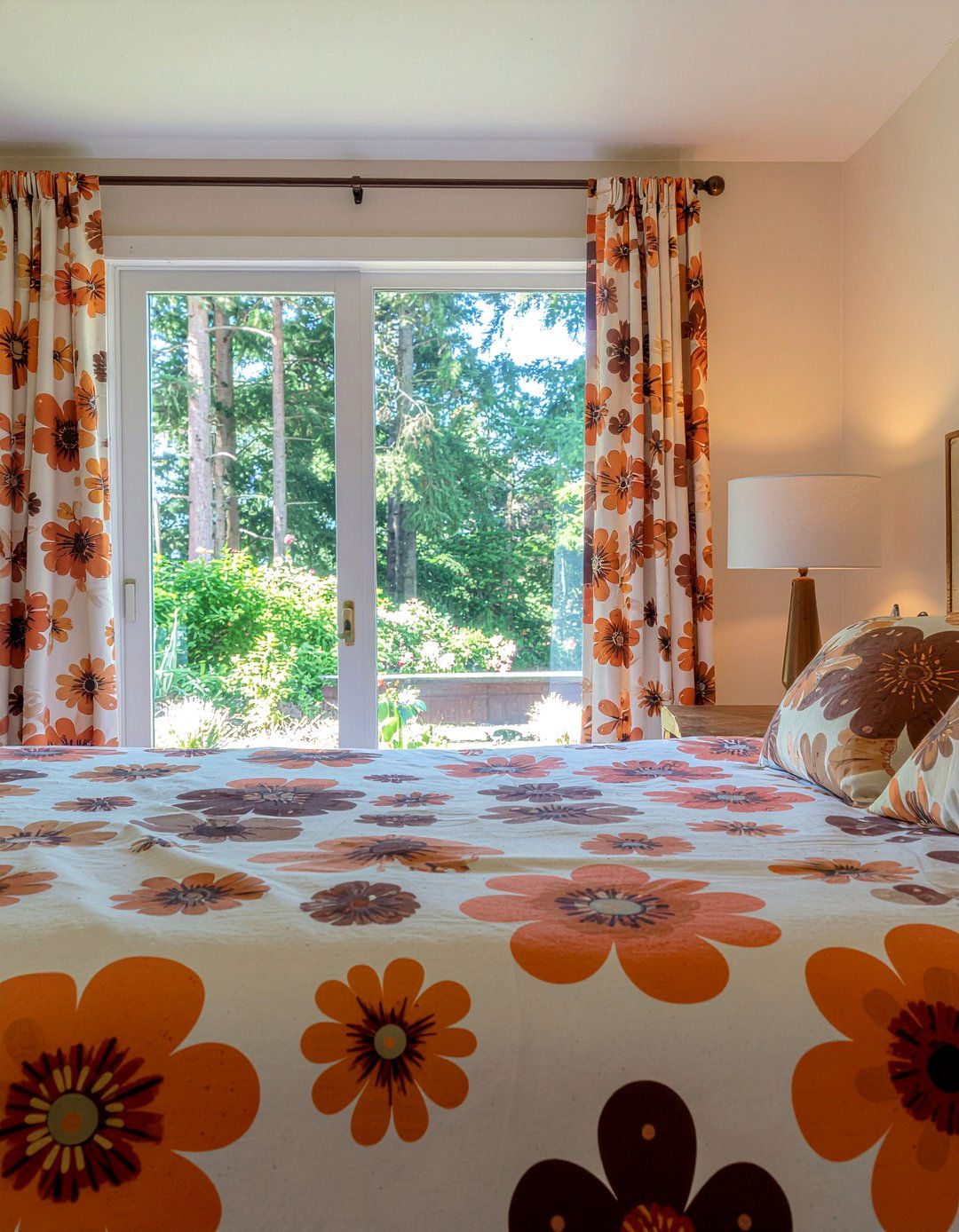 Retro s floral - 30 floral themed bedroom ideas