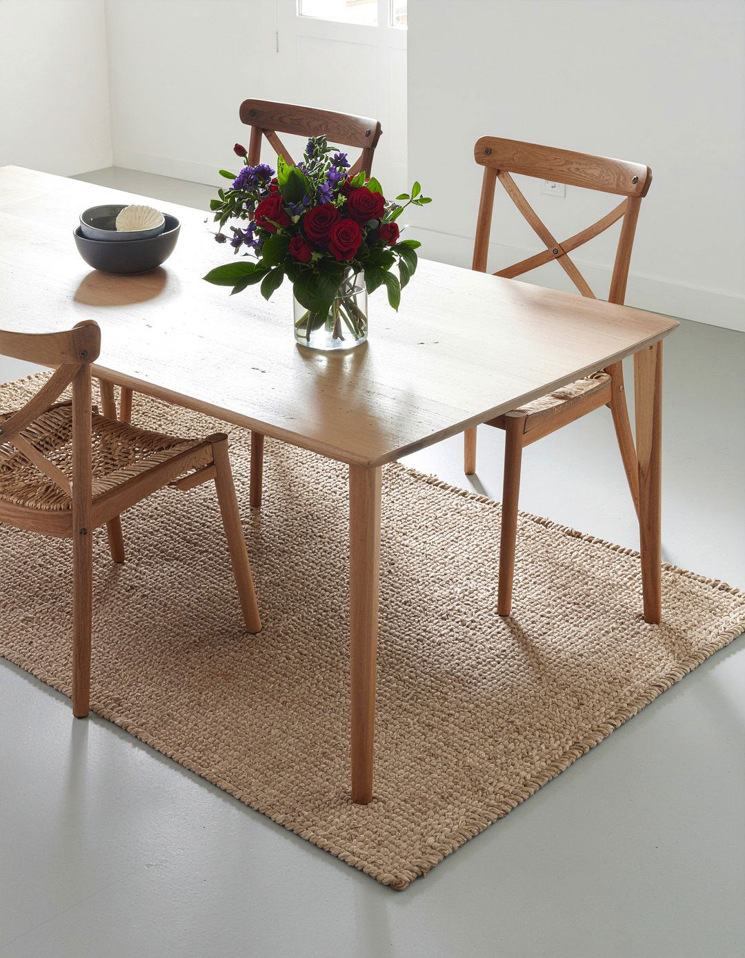 Reversible jute rug for high traffic dining - 30 jute rug dining room ideas