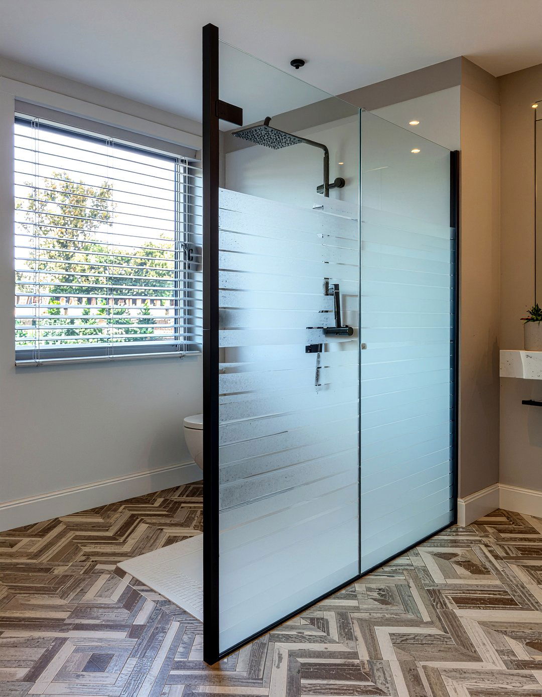 Ribbed glass shower screen - 30 glass bathroom ideas