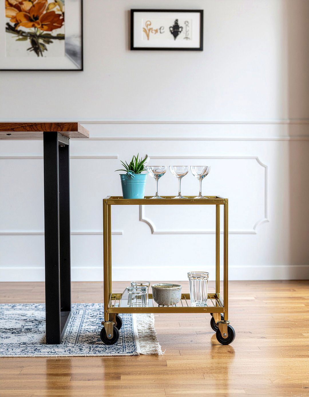 Rolling bar cart - 30 removable dining room decor ideas