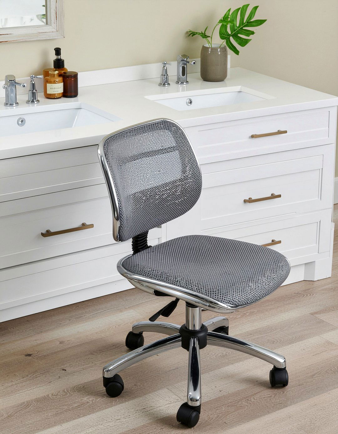 Rolling vanity chair - 30 bathroom chair ideas