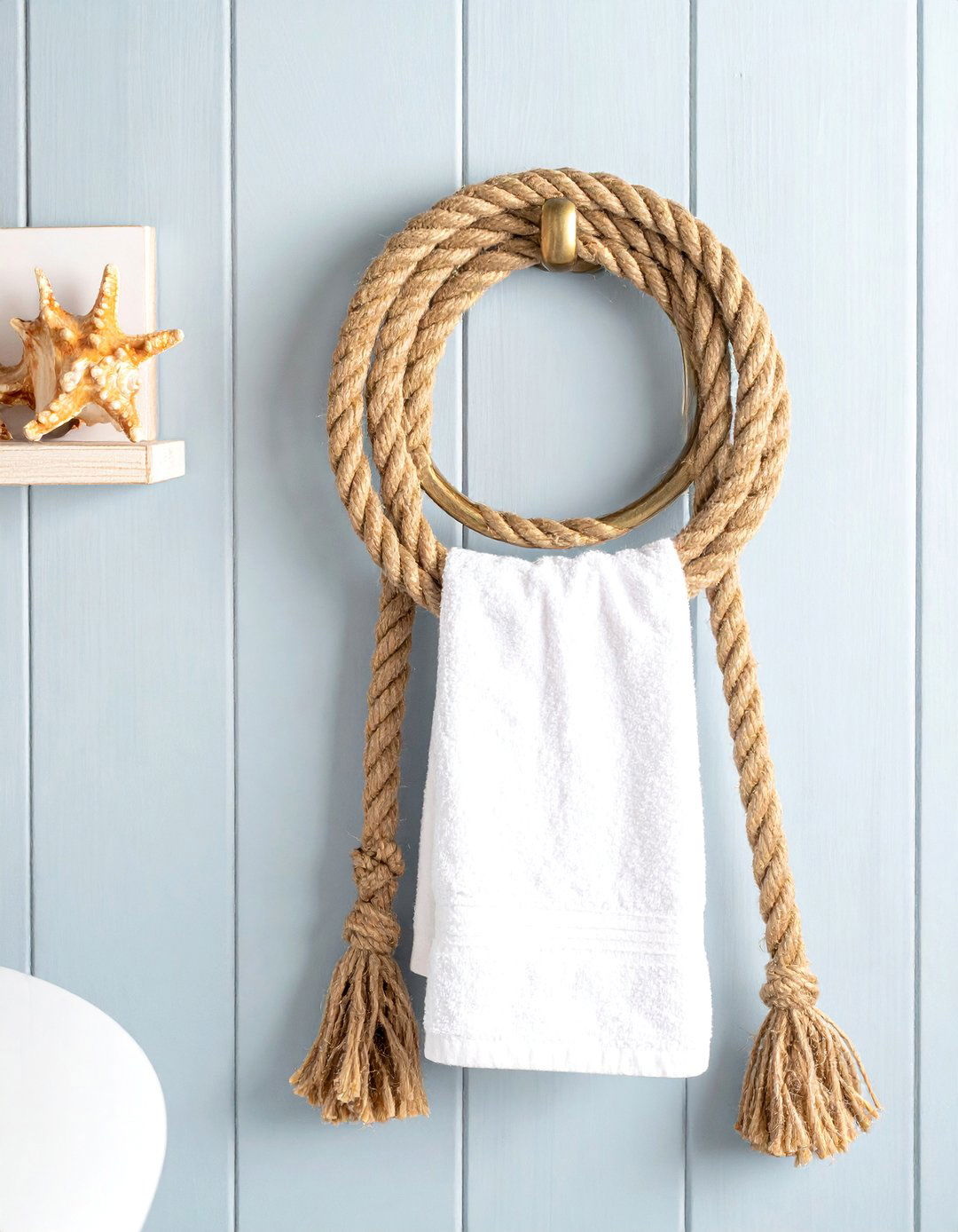 Rope towel holder - 30 coastal bathroom ideas