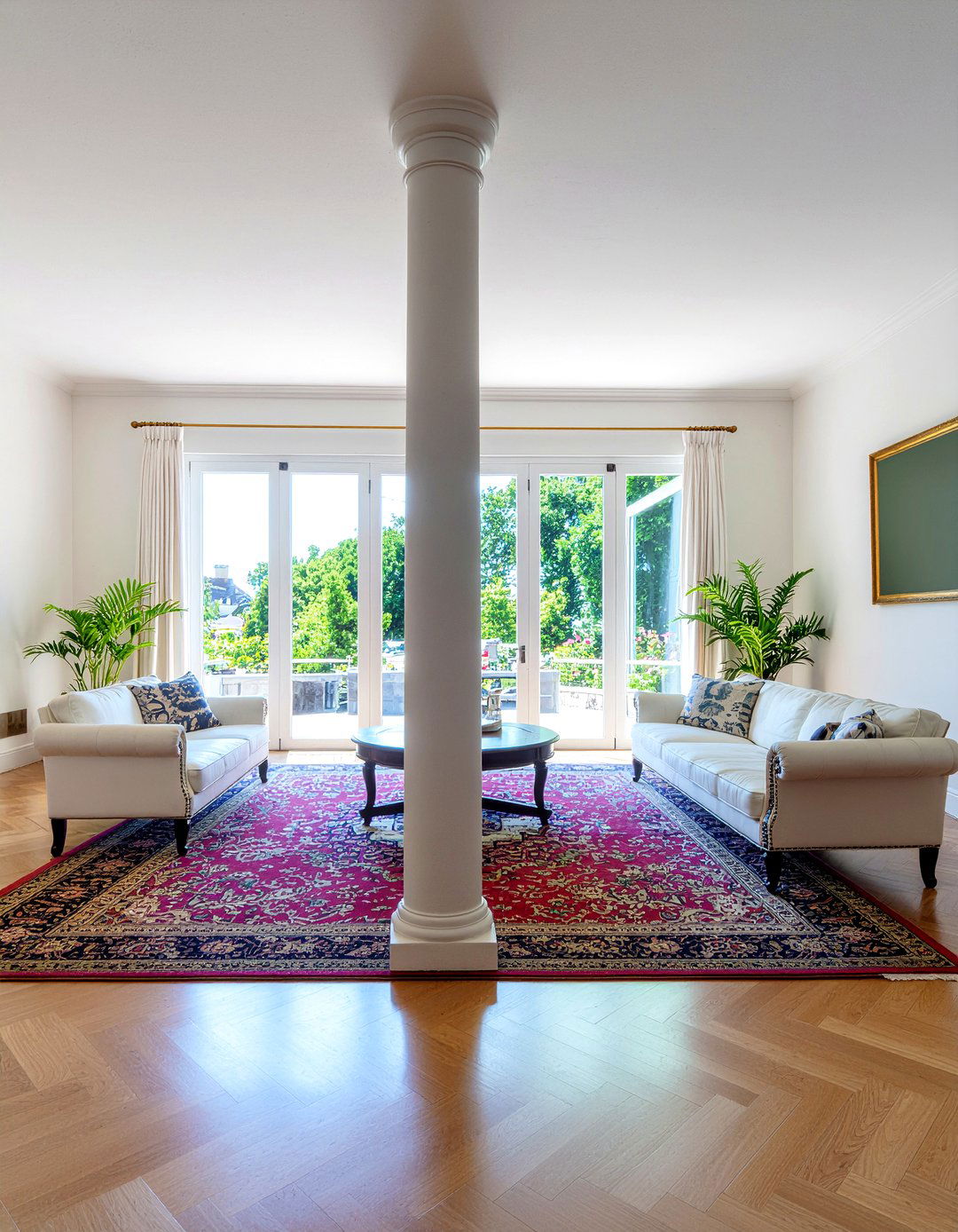 Round Column - 30 living room column ideas