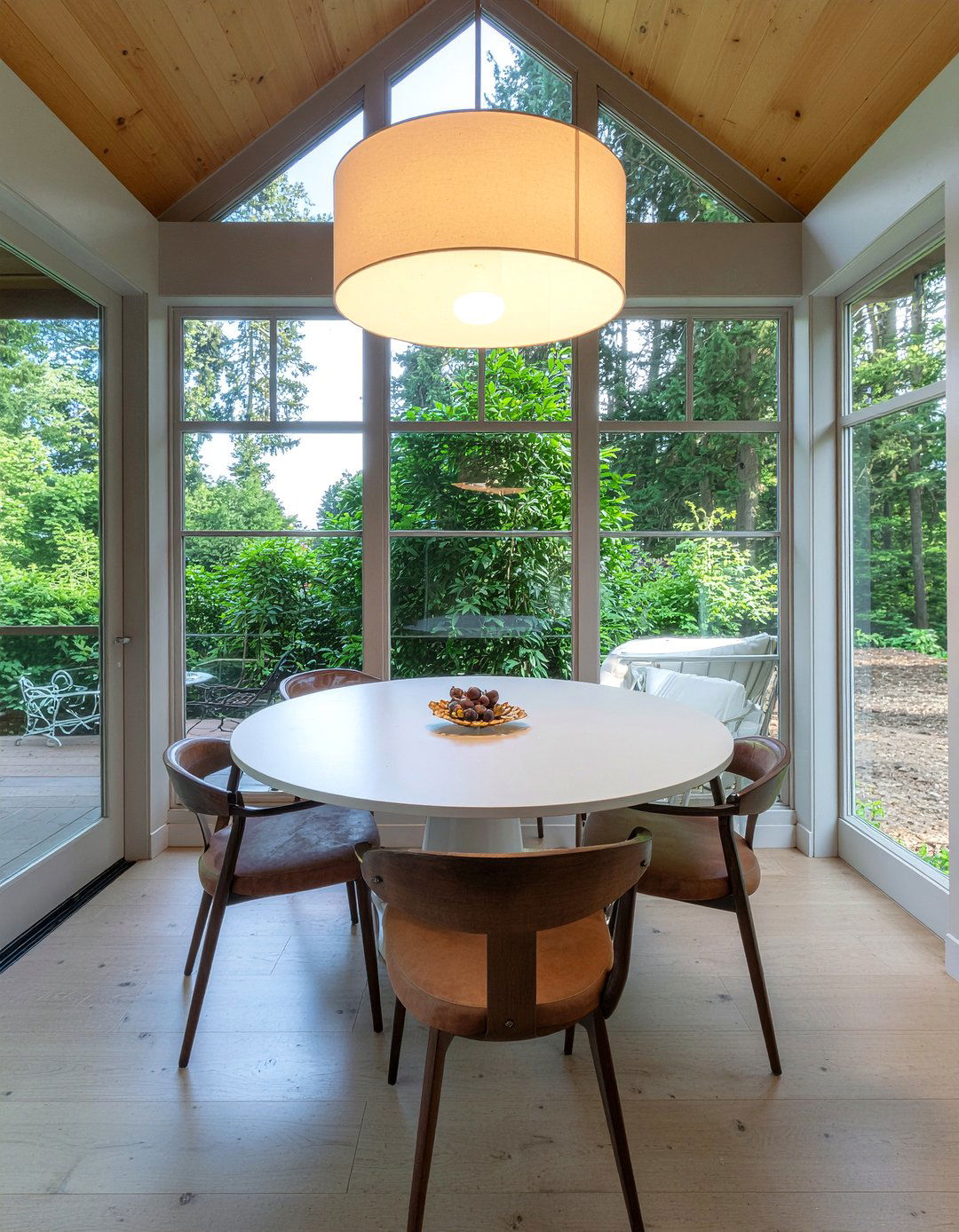 Round Dining Table - 30 conservatory living room ideas