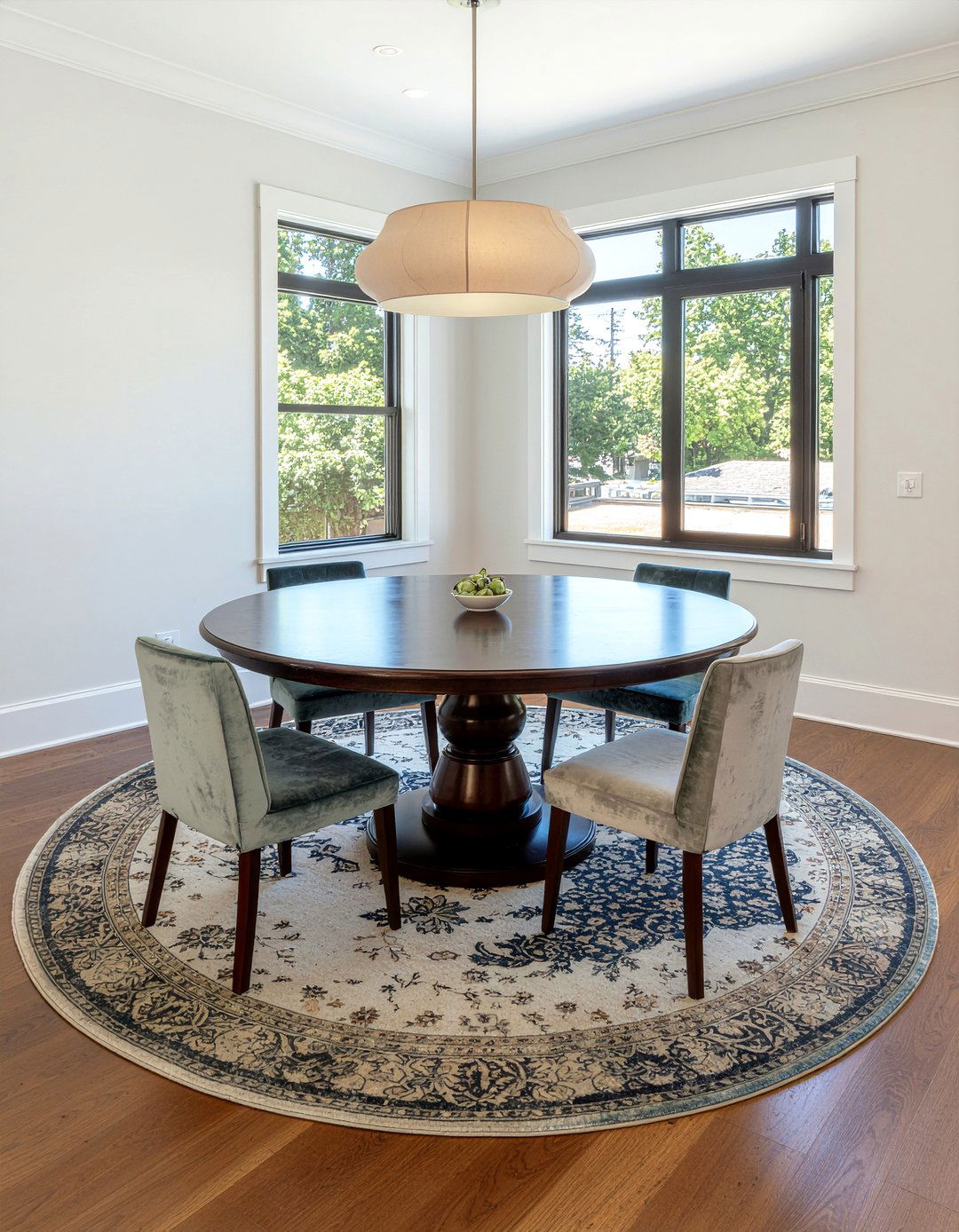 Round Dining Table - 30 majestic dining room ideas