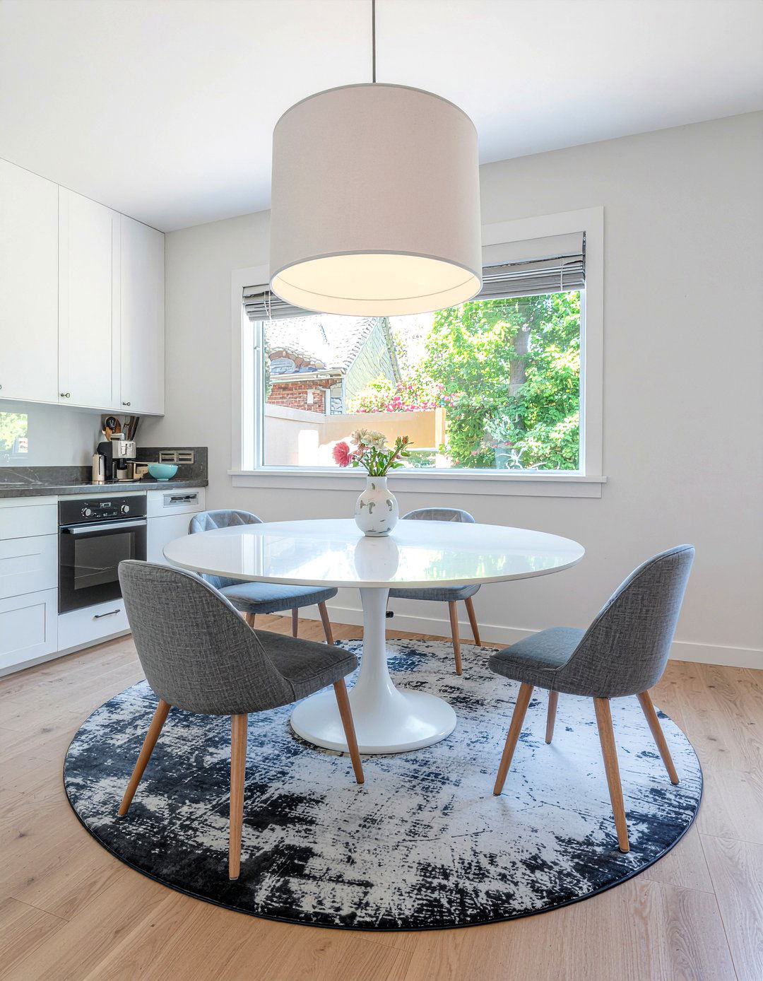 Round Dining Table - 30 showstopper dining room ideas