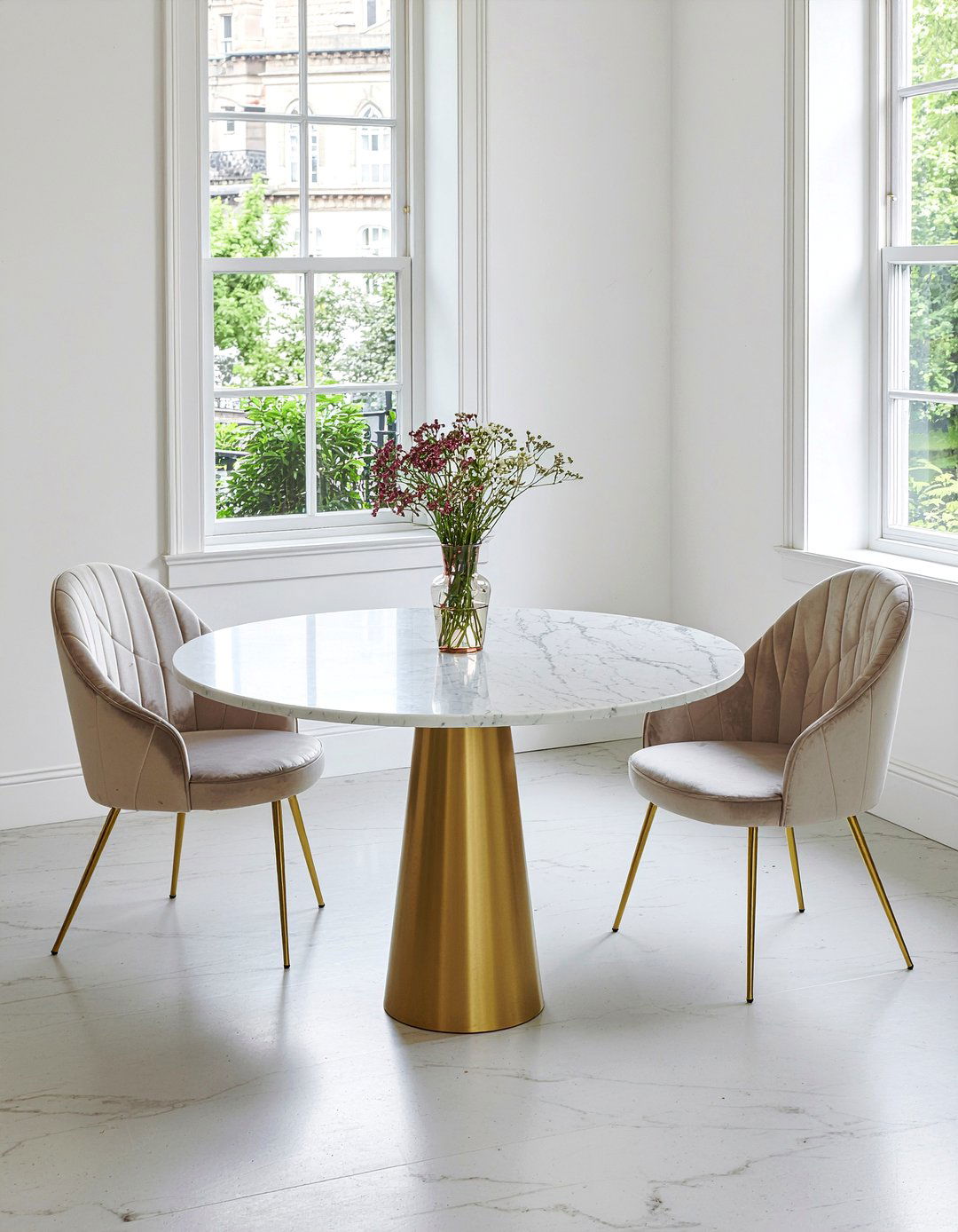 Round Marble Table - 30 romantic dining room ideas