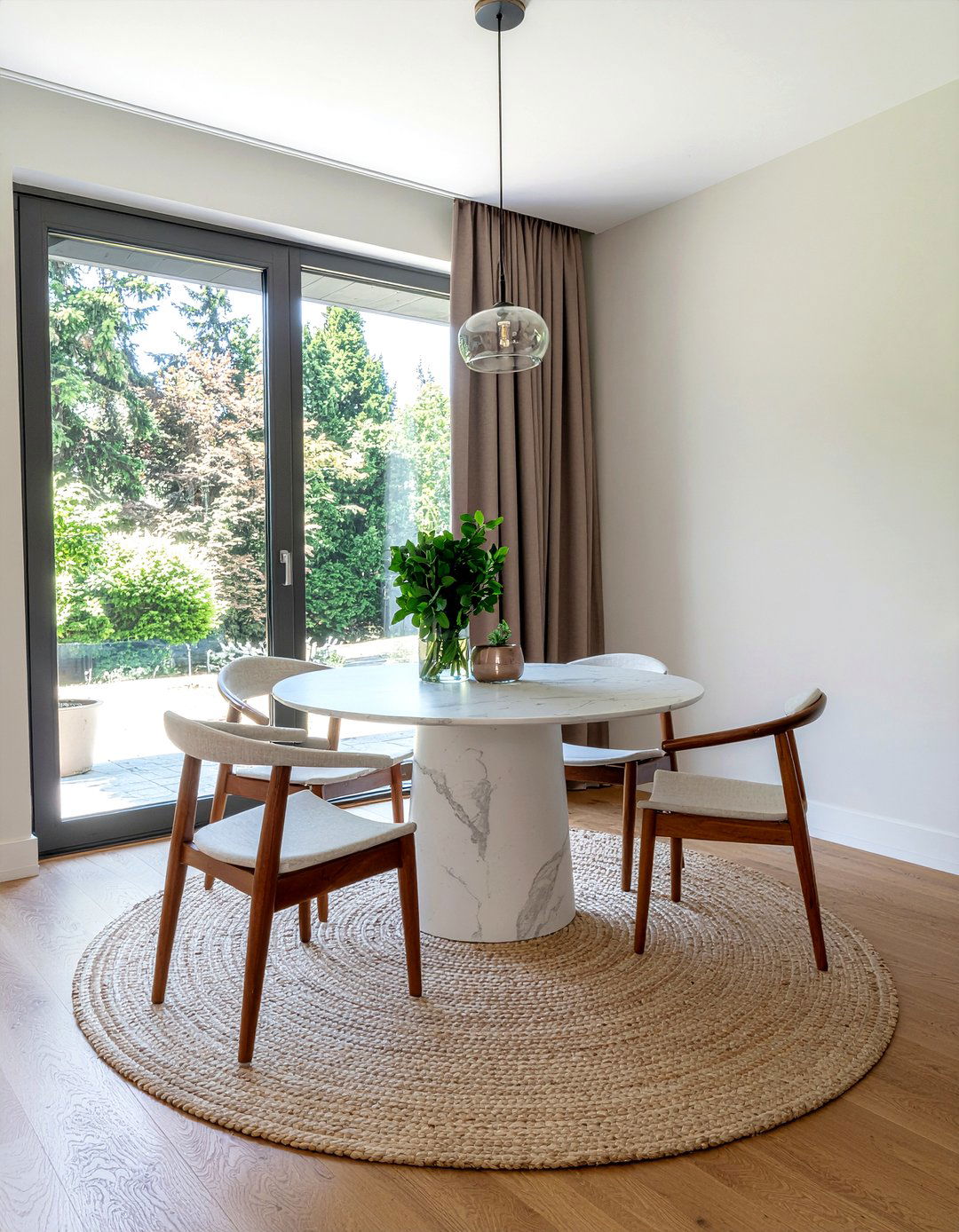 Round Pedestal Dining Table - 30 award-winning dining room ideas