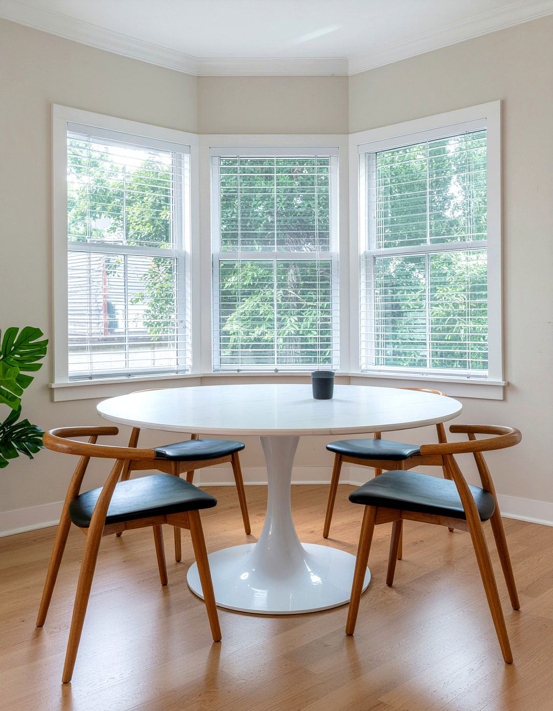 Round Pedestal Table - 30 bay window dining ideas