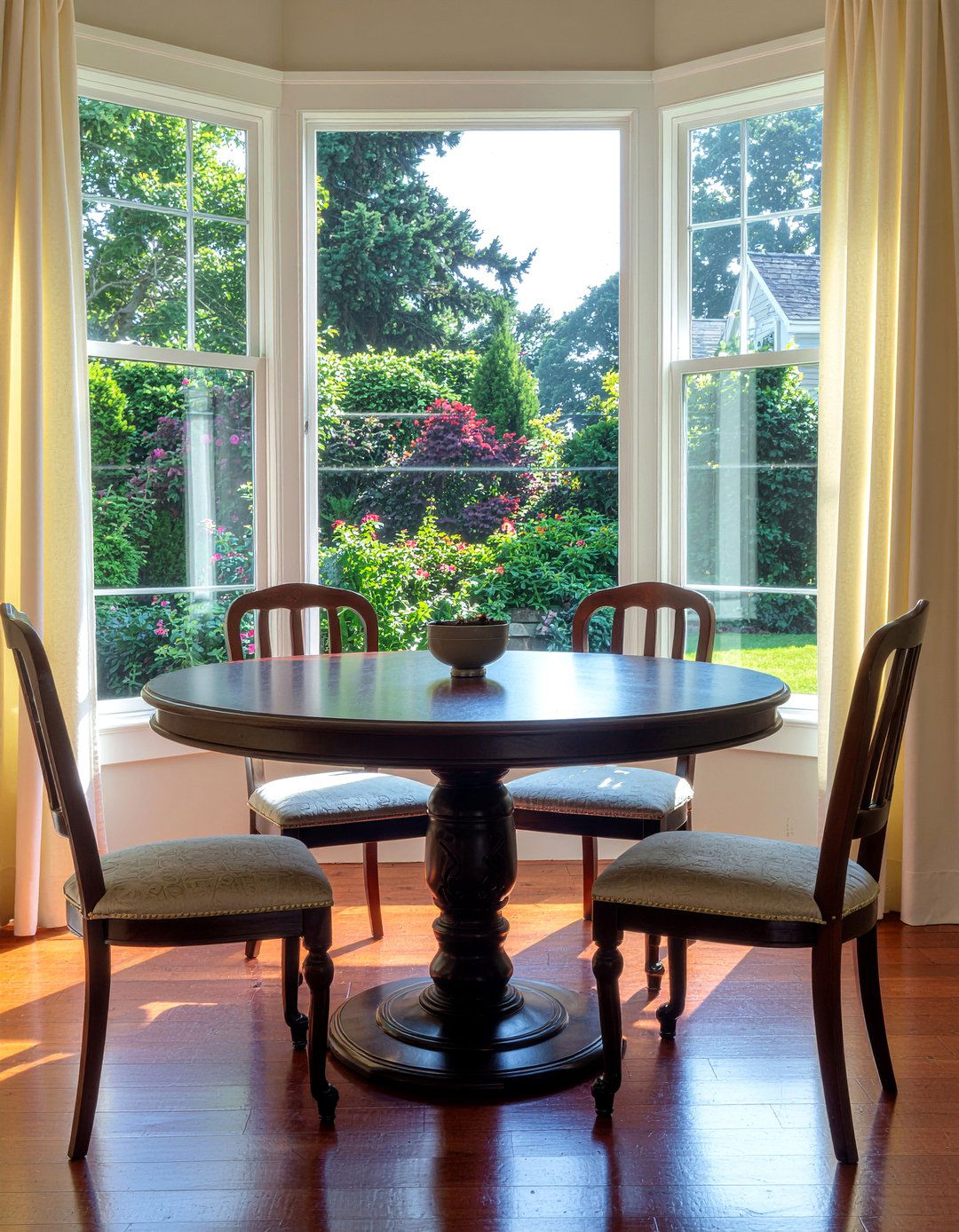 Round Pedestal Table - 30 English dining room ideas