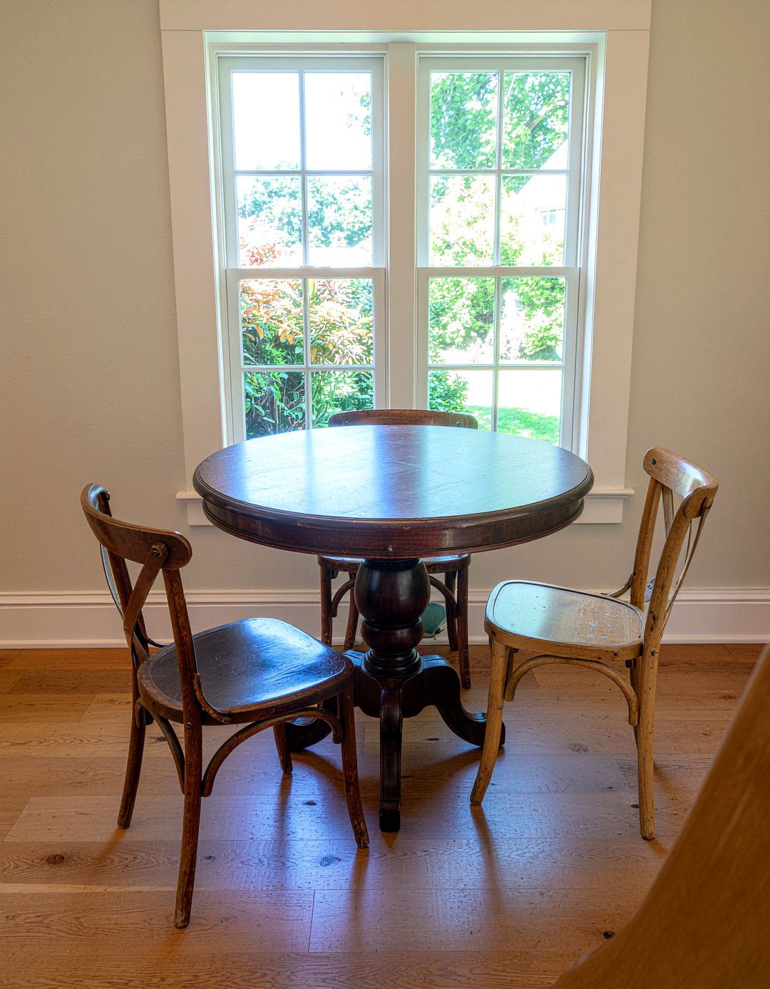 Round Pedestal Table - 30 French country dining room ideas