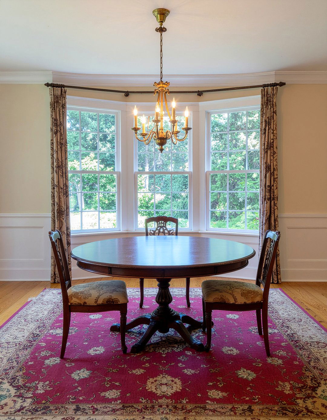 Round Pedestal Table - 30 heritage home dining room ideas