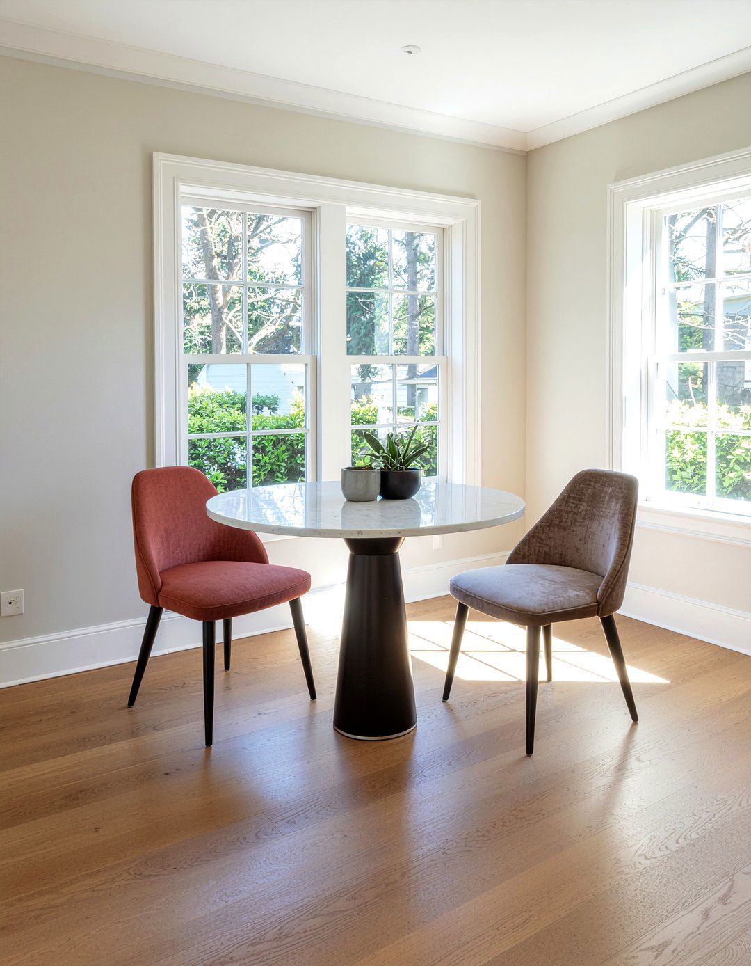 Round Pedestal Table - 30 living room timeless furniture ideas