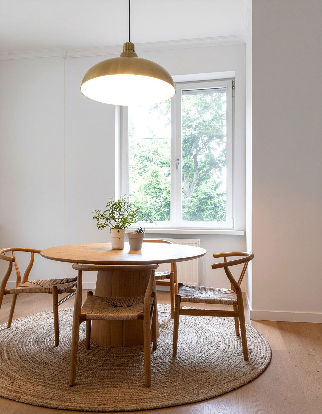 Round Table Centered Lighting - 30 dining room balance ideas