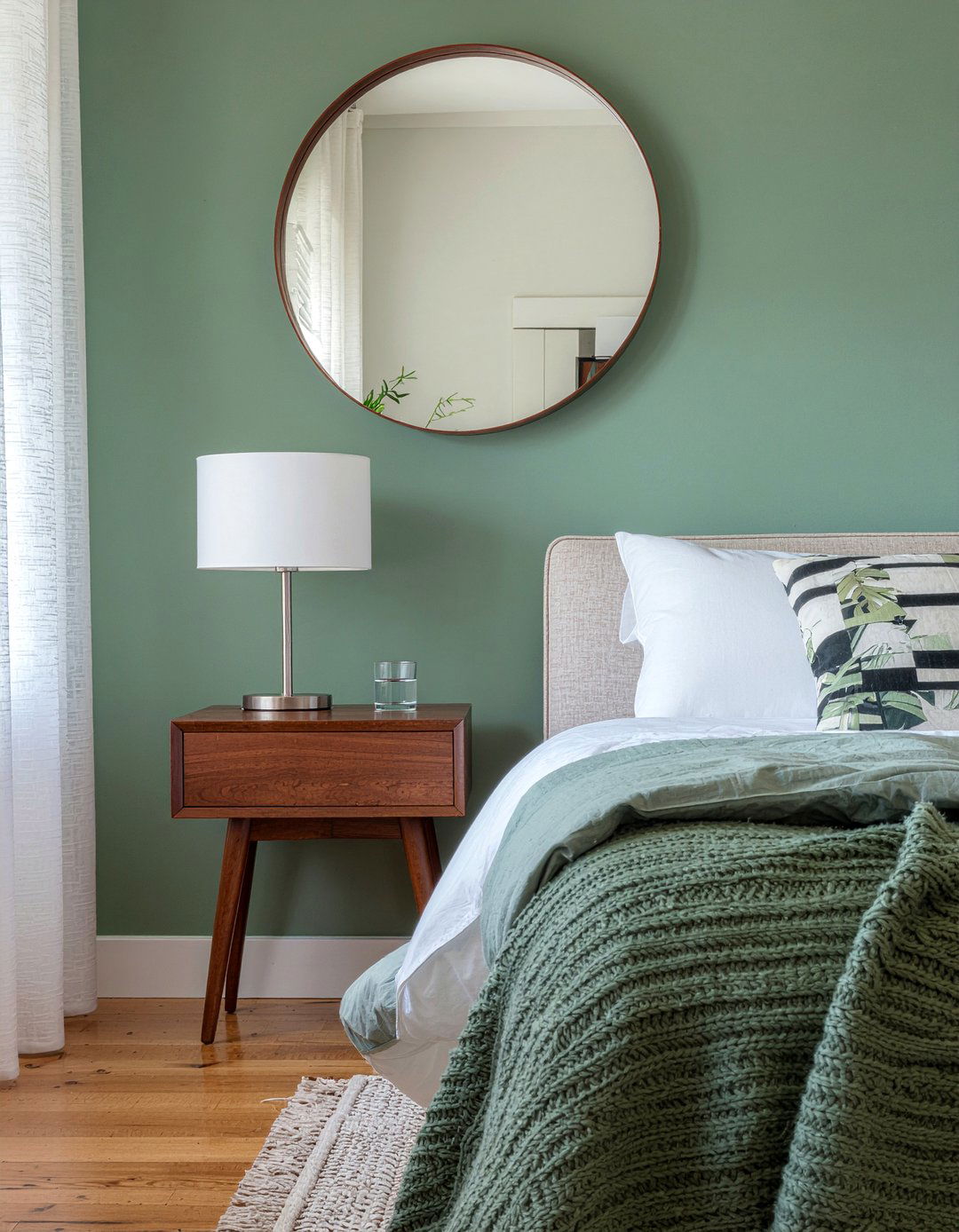 30 Stunning Bedroom Decorative Mirrors to Brighten Spaces