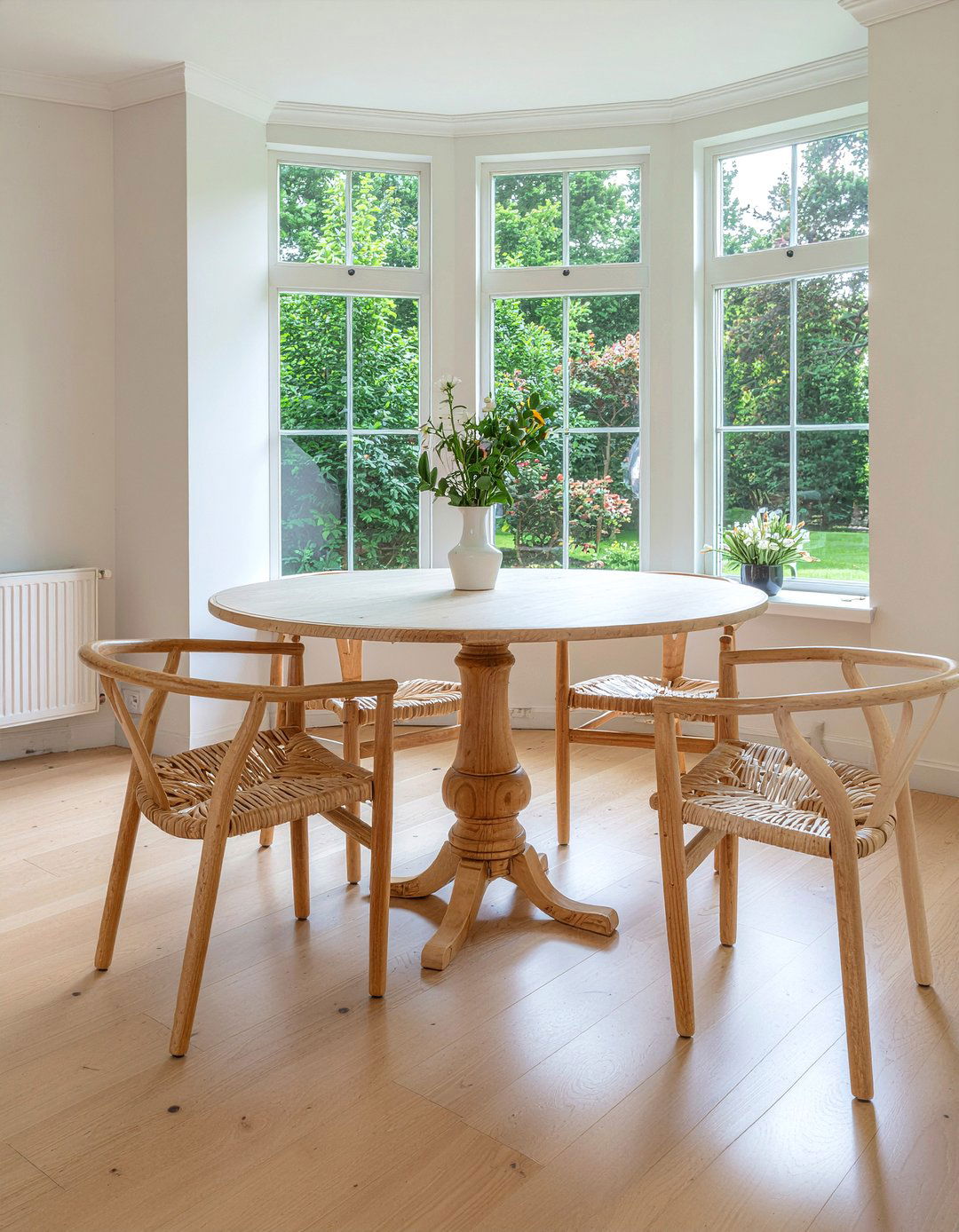 Round Wooden Dining Table - 30 Norwegian dining room ideas