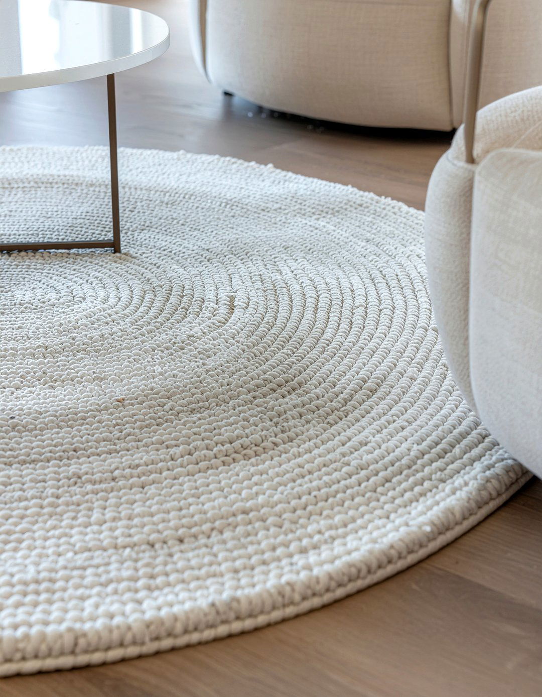 Round area rug - 30 mid-century glam living room ideas